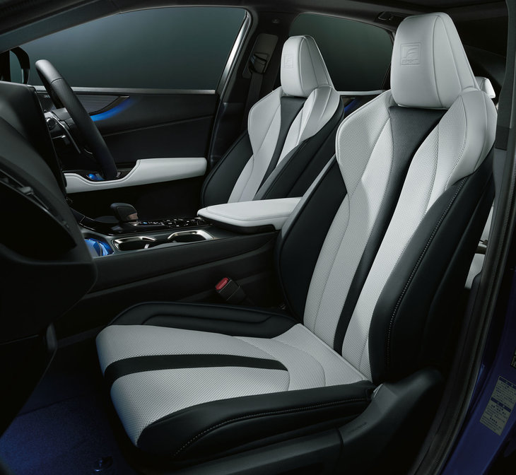 「Fスポーツ」専用の本革スポーツシート。色は写真のホワイトを含む3色が用意される。