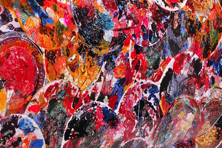 画家 横尾忠則氏の展覧会「横尾忠則 迷画感応術」に出展される、「スマート・フォーフォー」のアートカー。氏が絵画制作の際に使う“紙皿の絵画パレット”をもとにした絵柄で、ボディー全体が覆われている。