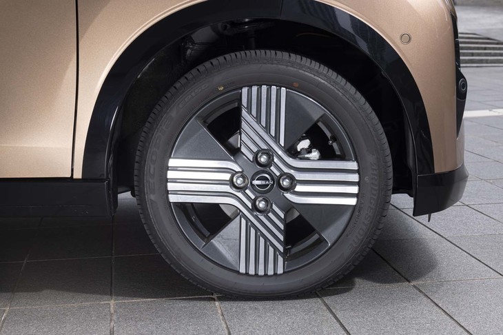 ホイールにも水引デザインを採用。14インチがスタンダードで、15インチはオプションで選べる。