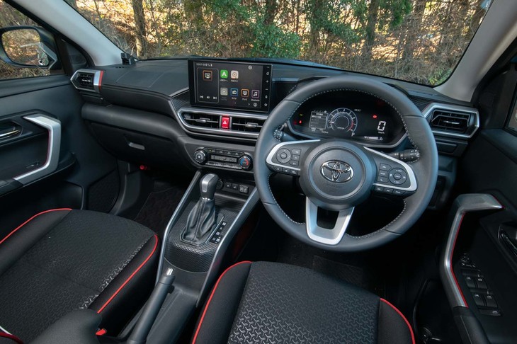 ドアハンドルやエアコンの吹き出し口などを角張ったデザインにすることで“ギア感”を演出している。