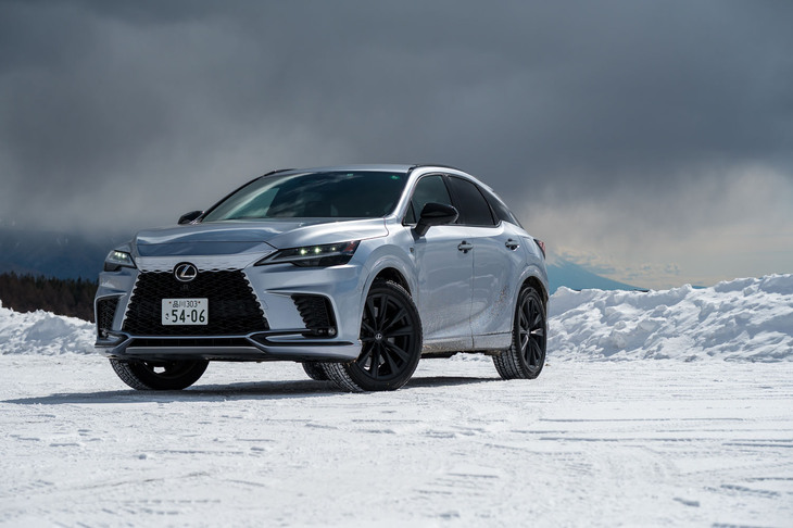 「レクサスRX500h“Fスポーツ パフォーマンス”」で信州の霧ヶ峰高原を目指したのは2025年2月中旬のこと。おあつらえ向きのパウダースノーが迎えてくれた。