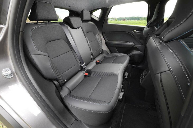 リアシートのニースペースには221mmの広さを確保。6：4の分割可倒式で、160mmの前後スライド調整機構（一体調整式）も備わる。