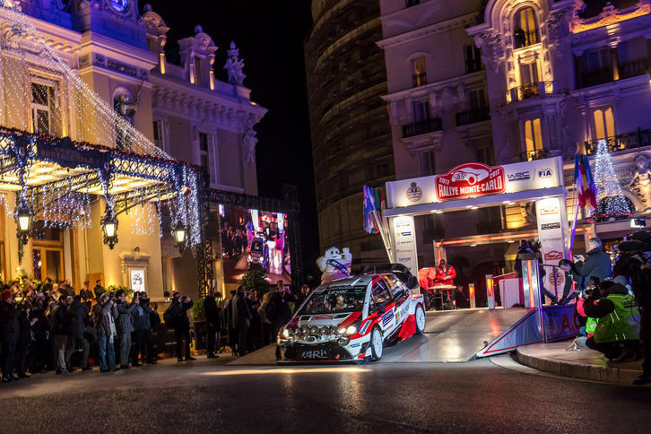 モナコのカジノ・スクエアをスタートする、トヨタの「ヤリスWRC」。