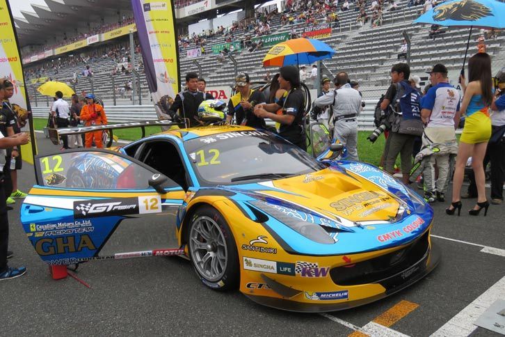 グリッド上でスタートを待つ、シンハー モータースポーツ チームの「フェラーリ458イタリアGT3」。