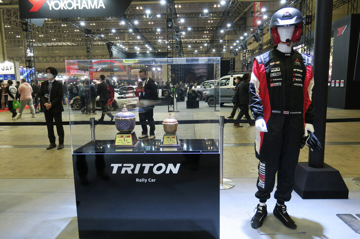 アジアクロスカントリーラリー2022の優勝杯と、優勝したチャヤポン・ヨーター選手のドライビングスーツ。