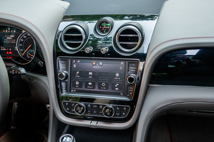 インフォテインメントシステムは8インチのタッチスクリーン式ディスプレイを装備。60GBのハードディスクドライブを内蔵している。