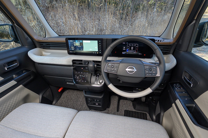 プレミアムツートンカラーを選んだ場合は「プレミアムインテリア」（4万4000円）もセットで選ぶことになる。ファブリック調のインストゥルメントパネルはそれに含まれている。