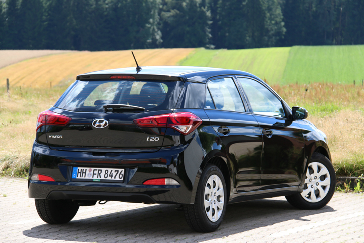 適度な躍動感のあるたたずまい。Cピラーにはブラックパネルがアクセントとして用いられているが、このボディーカラーではその効果を生かせないのが惜しい。