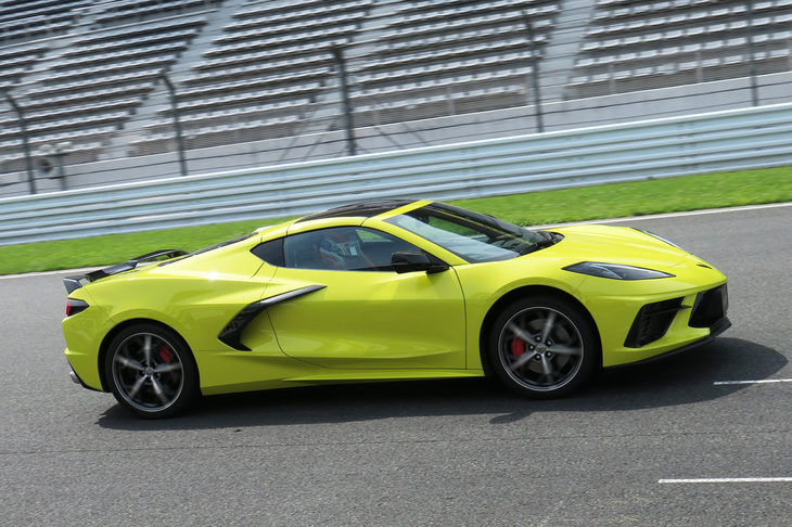 富士スピードウェイを走行する新型「シボレー・コルベット」。