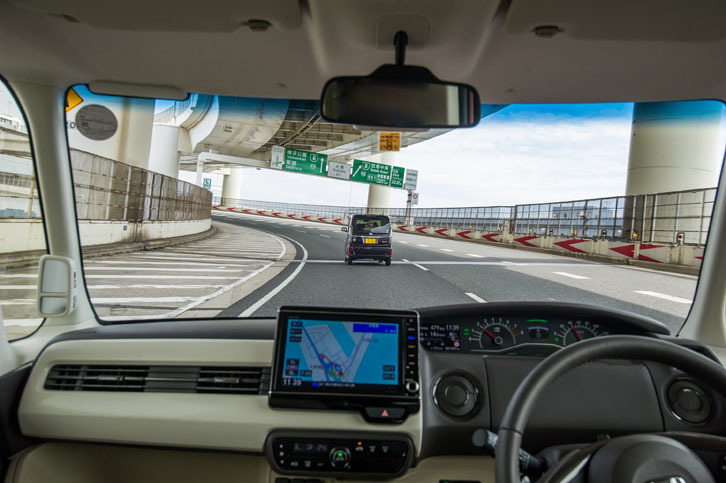 新型では、全車に安全運転支援システム「ホンダセンシング」が搭載された。写真はアダプティブクルーズコントロールと車線維持支援システムを利用して首都高を走行しているところ。