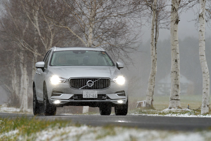 福島・猪苗代で、雪の中を行く「XC60」。急な天候の変化もロングドライブの醍醐味（だいごみ）のひとつだ。