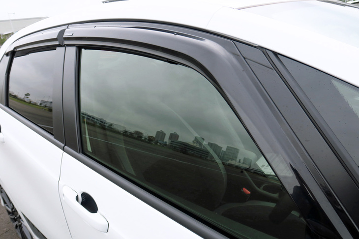 ホンダ・フィットe：HEV RS 無限パーツ装着車（ベンチレーテッドバイザー）