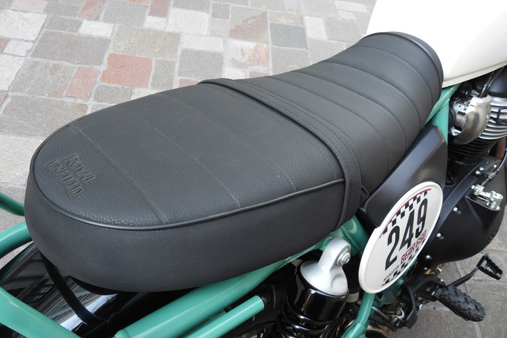 控えめなタックロールが施されたシートは、見た目におしゃれで、もちろん座っても快適至極。今回は一日中、武蔵野→秩父→杉並と駆け回ったが、記者のオシリもまったく痛くならなかった。