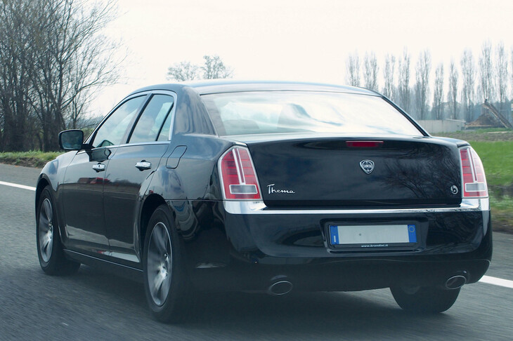 2011-2014年の2代目「ランチア・テーマ」。「クライスラー300」のバッジを替えて済ませたところに、いかに当時からセダン市場が縮小していたかがうかがえる。2013年撮影。