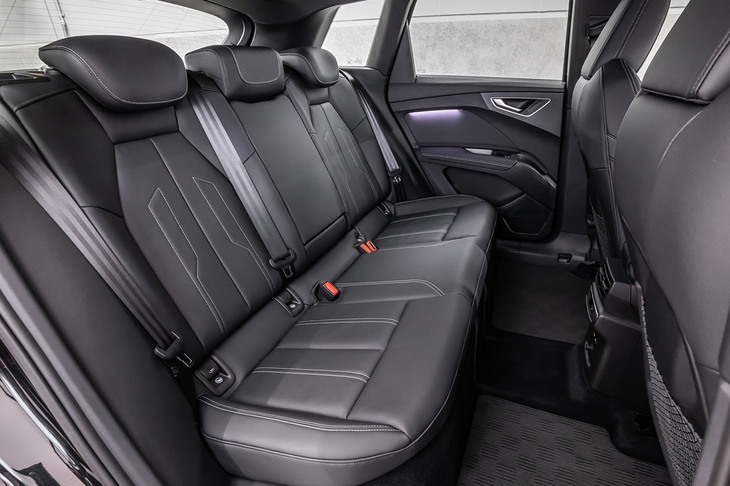 リアシートの座面から天井までの高さは984mmで、余裕ある居住空間になっていた。オプションの「Sライン インテリアパッケージ」を選択すると、背もたれに40：20：40の3分割可倒機構が組み込まれる。