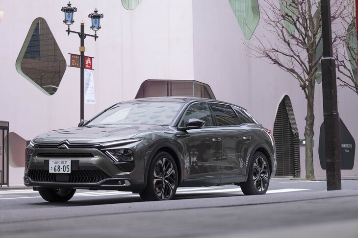 今回の試乗車は「シトロエンC5 Xプラグインハイブリッド」。その名のとおりのプラグインハイブリッド車であり、車両本体価格は653万8000円。