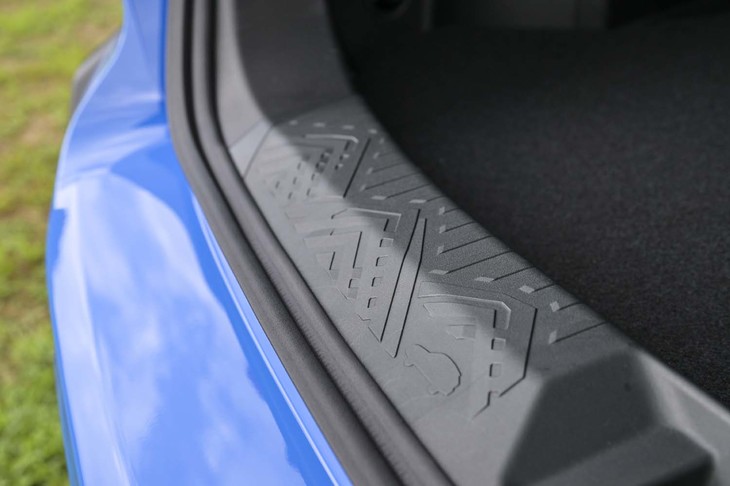 スバル・クロストレック（リアゲートのデコレーション）