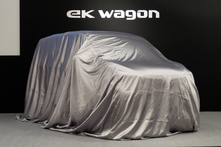 新型「eKワゴン」と「eKクロス」の発表会は、東京・品川のホテルで開催された。写真はステージ上でアンベールを待つ新型eKワゴン。