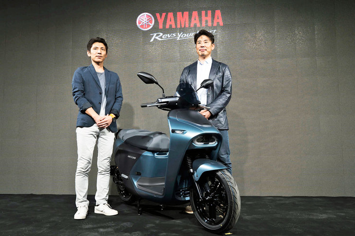 「ヤマハEC-05」と、同車の開発に携わったヤマハモーターR&D台湾 企画部の高橋大輔氏（右）、およびヤマハ発動機デザイン部の山口壽人氏。