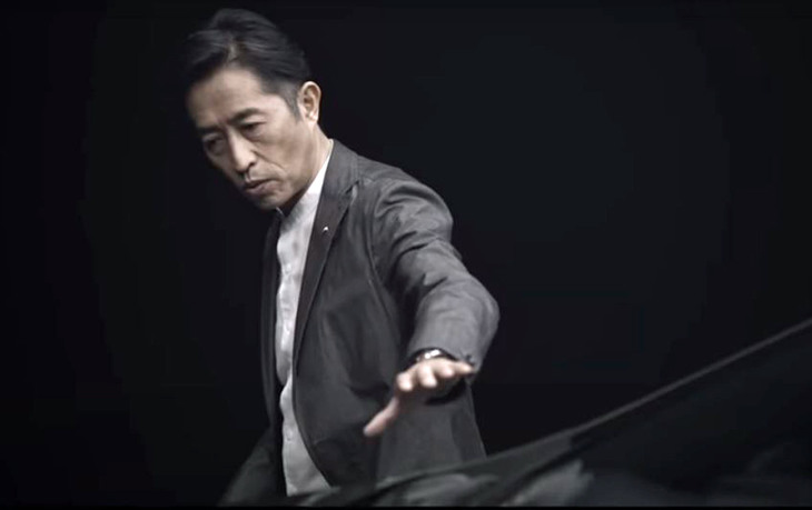 新型「NX」のデザインを取りまとめた須賀厚一さん。開発にあたっては、「人間的にストレートに、機能に基づいた本質的表現としてデザインしたい」という思いを形にしたという。