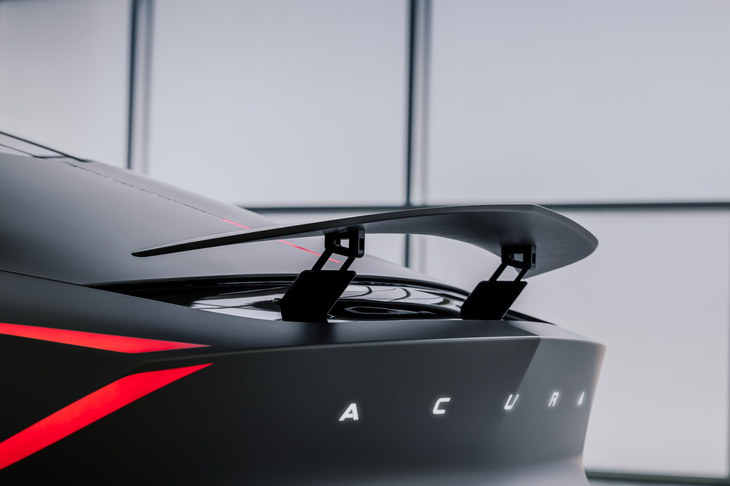 格納時にボディーと一体となる可動式のリアウイング。ボディー後端には「ACURA」のエンブレムが備わる。
