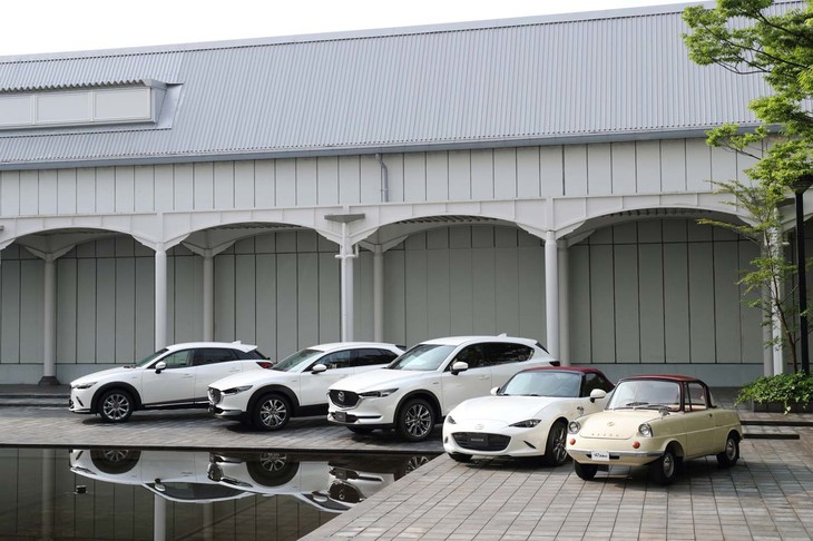 「R360クーペ」（写真右）と、マツダが期間限定で販売する100周年特別記念車。