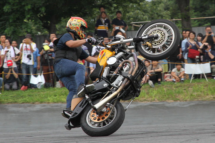 ヘビー級の「ハーレーダビッドソン・スポーツスター」も軽々と扱い、さまざまな技を披露した。