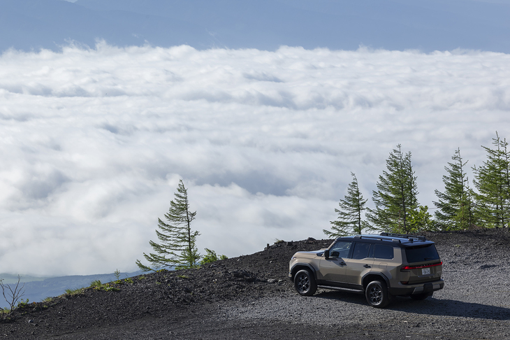 シャシーは先にデビューした「レクサスLX」や新世代の「ランドクルーザー」と同じラダーフレームのGA-F。GX専用に剛性強化と軽量化を図っている。