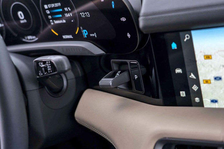 小ぶりなシフトセレクター（写真中央）は、左右の座席間ではなく、ステアリングコラムの近くに配されている。