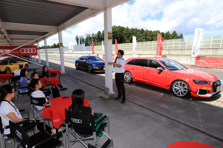 サーキット本コースを走るスムーズドライビングのレッスン。コースを走るとあって参加者は少し緊張気味。コース内には、各所にパイロンが設置されていて、その間をすり抜けながらコーナーをスムーズに走ることを学ぶ。