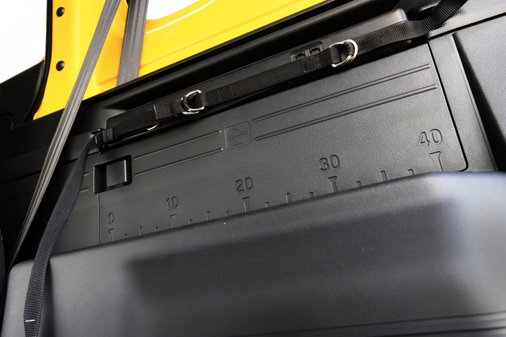 運転席側、リアシートピローの収納部。下部はジャッキの収納スペース。そのふたは取り外しが可能で、40cmまで測れる定規として使用できる。