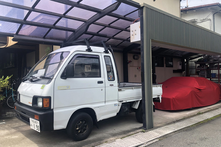 赤いボディーカバーをまとった「フェラーリ328GTS」と自宅ガレージに並んだ「ハイゼット トラック ジャンボ」。そこらの路地を走っただけでも楽しい。もちろん、いつもの首都高辰巳PAにも出撃した。