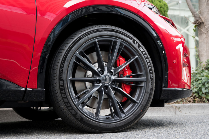 「RS」専用のマットブラック塗装のアルミホイール。塗装だけでなくスポークのデザインも異なる。奥に見える赤いキャリパーには対向6ピストンを示す「OP-6」のロゴが記される。