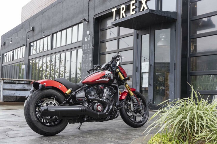 パワフルさはもちろん、他のクルーザーモデルとは一線を画す扱いやすさやスポーティーな走りを持ち合わせていた新型「スカウト」。幅広いシーンや用途でバイクを楽しむライダーにこそ薦めたい一台だ。