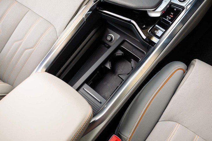 センターコンソール内の小物入れスペース。右側に見えるカップを保持するためのフラップは、折り畳み可能。