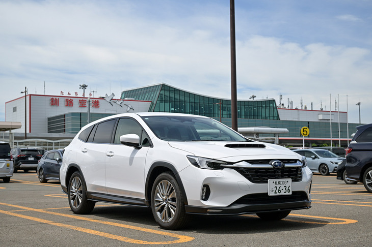 出発地であるたんちょう釧路空港駐車場にて。記者がまごまごしているうちに、よそのメディアは皆出発してしまった。