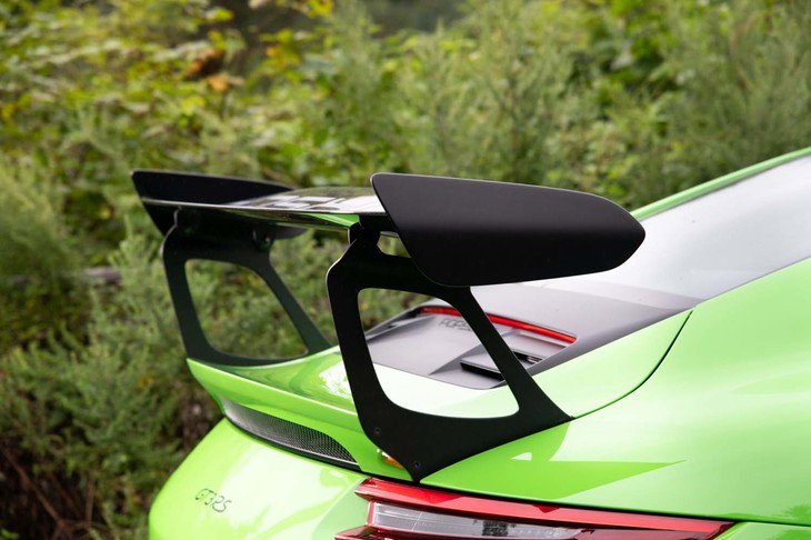 リアエンドに備わる固定式のウイングはステーがアルミ、本体がCFRP製。搭載位置が高いため、ルームミラー越しの視界は悪くなかった。