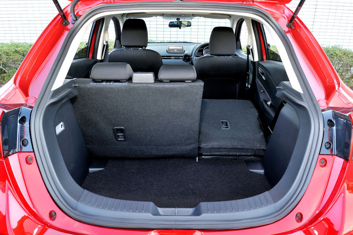 リアシートの6：4分割可倒機構もオプションとなる。