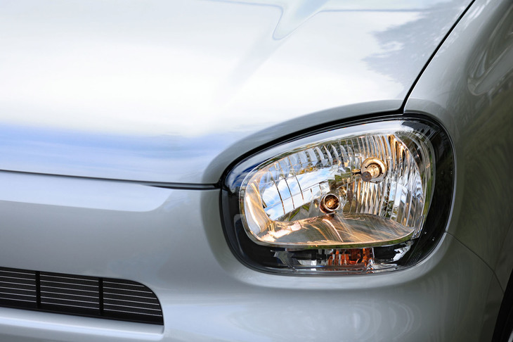 「L」や「ハイブリッドS」と同じく、ヘッドランプにはハロゲン式を採用。ドアミラーが非塗装のブラックとなるのは「A」だけだ。