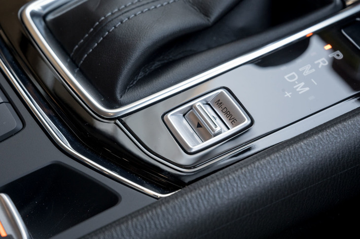 「Mi-Drive」のモード設定は仕様によって異なり、「フィールドジャーニー」のガソリン車ではスポーツモードとオフロードモードが、同ディーゼル車ではオフロードモードが、その他のグレード／特別仕様車のガソリン車ではスポーツモードが選択可能となる。フィールドジャーニー以外のディーゼル車にはMi-Driveは装備されない。