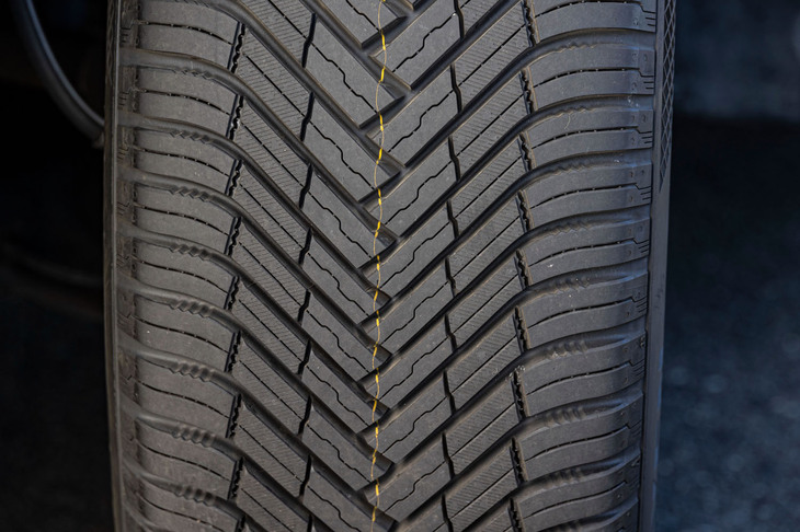 V字型に配置されたブロックが目を引く「エヌブルー4シーズン2」のトレッドパターン。アングルをつけた波状および超薄型のカーフ（細い溝）が、ウエット／スノーの両路面で高い効果を発揮する。センター付近のブロックにチャンファー加工を施すことで、ブロック剛性を強化。操安性の向上も図っている。