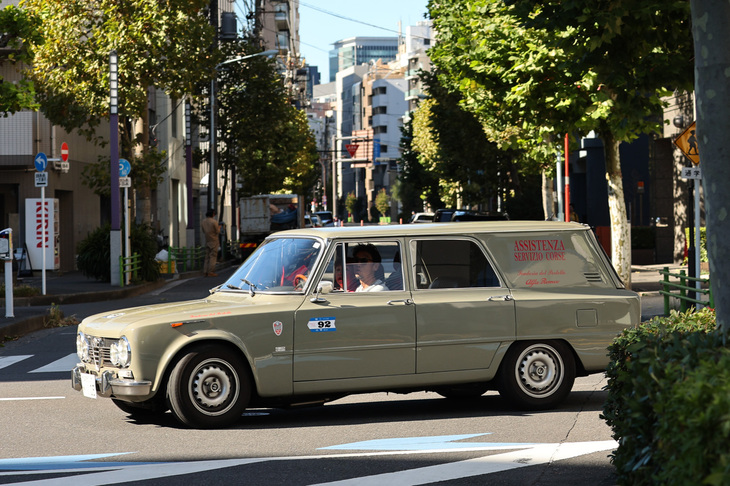 柳橋から京葉道路に出ようとする1973年「アルファ・ロメオ・ジュリアスーパー ジャルディネッタ」。イタリアでは警察車両にも使われていた、初代ジュリアがベースの特装ワゴン。