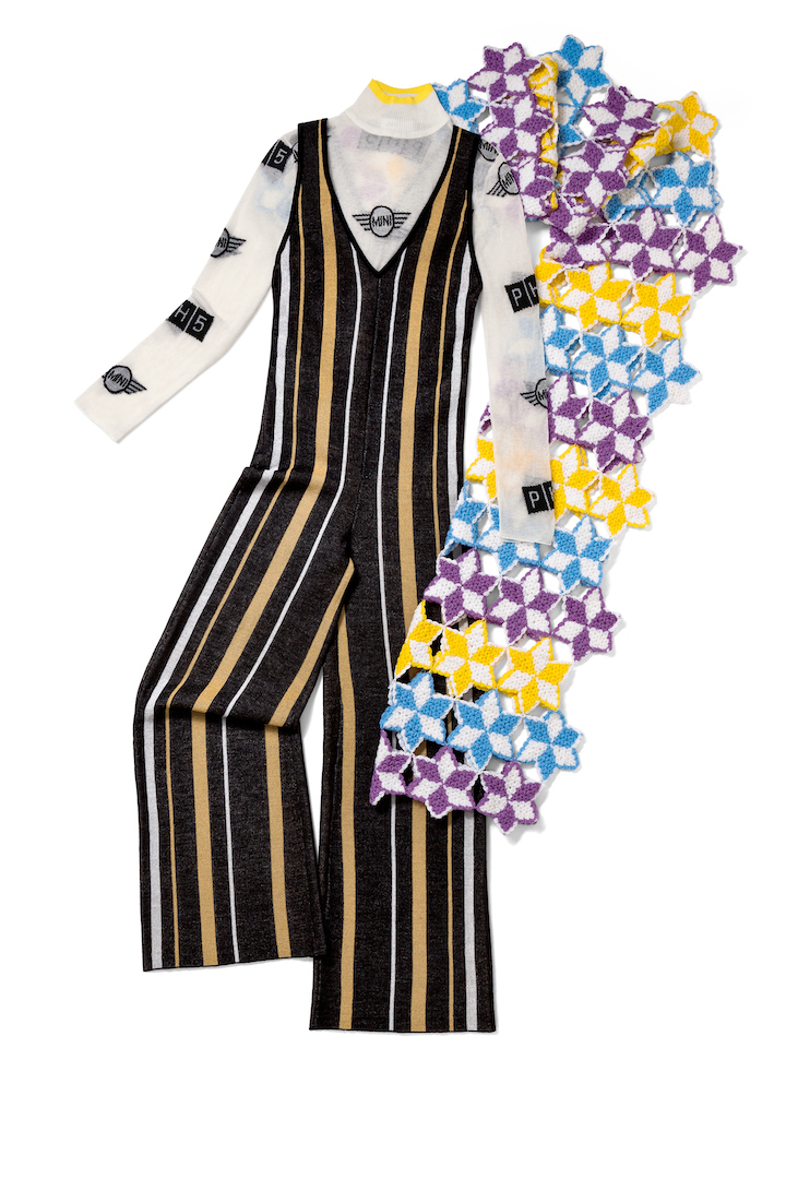 PH5のファウンダー、ウェイ・リンは大手ニットウエア会社の令嬢。ユニークで革新的なニット技術を備えた作品に取り組んでいる。肩にかけられているのは、トラベルラグとしても使用できる手編みのショール。
