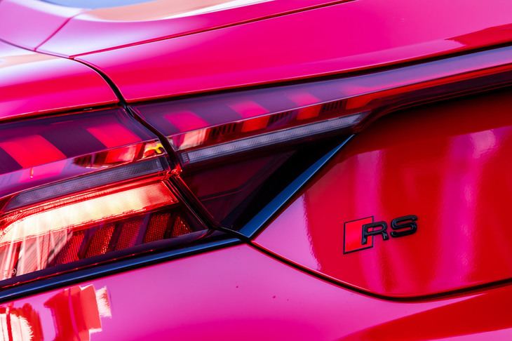 今回試乗したのは「e-tron GT」のハイパフォーマンスバージョンで、システム最高出力646PS（ローンチコントロール使用時）を誇る「RS e-tron GT」。車両本体価格は1799万円。