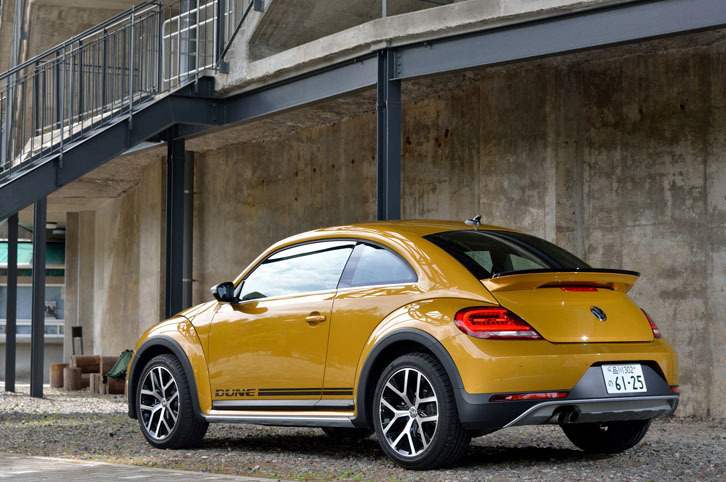 国内では、2016年5月に限定車として発売された「ザ・ビートル デューン」。ボディーカラーの選択肢は、テスト車の「サンドストームイエローメタリック」のみの設定となる。