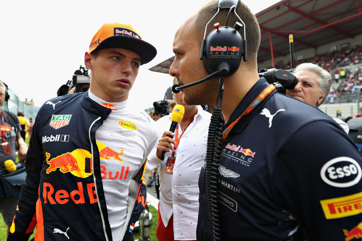 ベルギー生まれのオランダ人、フェルスタッペン（写真左）の応援団がスパに大挙してやってきたが、予選ではメルセデス、フェラーリの2強に先を越され5番手。レースでも5位を守っていたが8周目に突如失速し、12戦して6回目のリタイアを喫した。（Photo=Red Bull Racing）