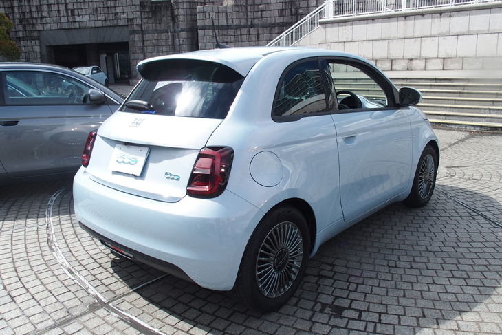 フィアット500e（リアビュー）