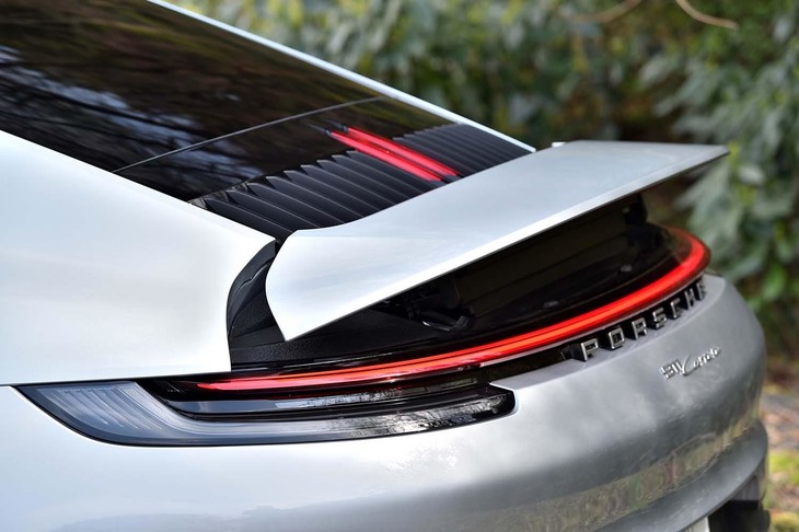 リアエンドには速度に応じて立ち上がるウイングが備わる。手動スイッチでの操作も可能。