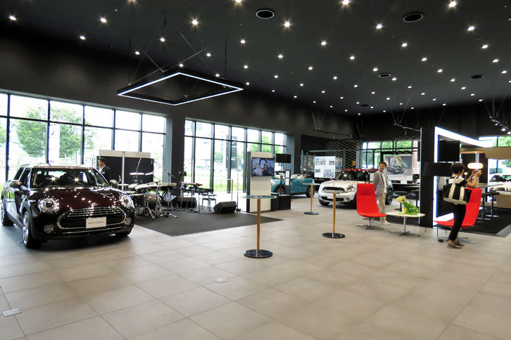 ホワイトをメインとしたBMWのエリアとは対照的に、MINIの展示エリアはブラックを基調にデザインされていた。日本の伝統的な外壁材である焼杉材を一部に使用しているという。