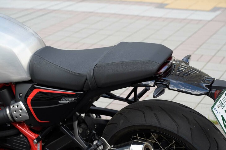 シート高は795mmと、従来モデルより10mm低めに。標準装備のETCはこの下に備わるが、シートクッションはトルクスボルトで固定されているため、脱着の際には専用の工具が必要となる。
